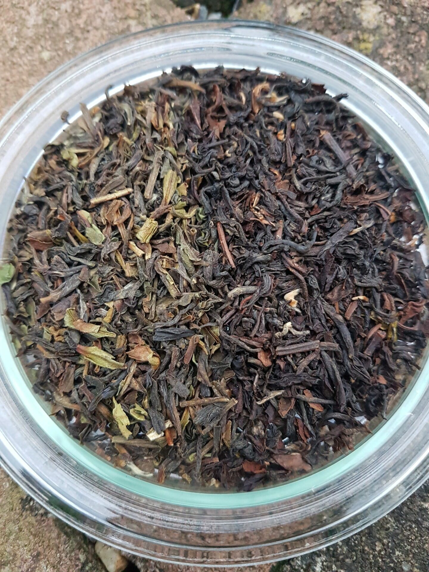 Inky Leafkombucha getrockeneter Tee Zutat Nahaufnahme Glas