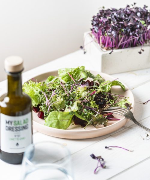 Tiny greens Salat auf Tisch