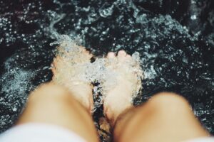 5_Tipps_Sommerwetter_Hitze_überstehen_Beitragsseite_Füße_im_Wasser