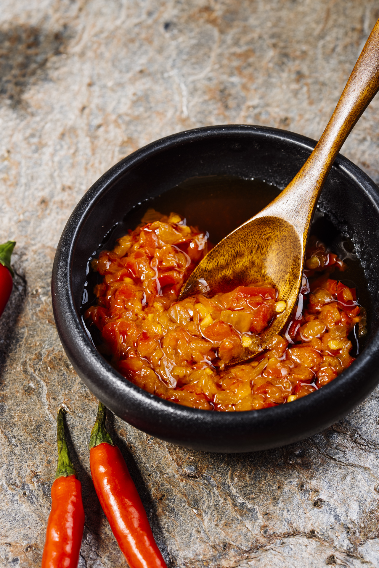 Indokoo - rote Chili mit einer Schüssel für das Red Sambal Gemüse Curry